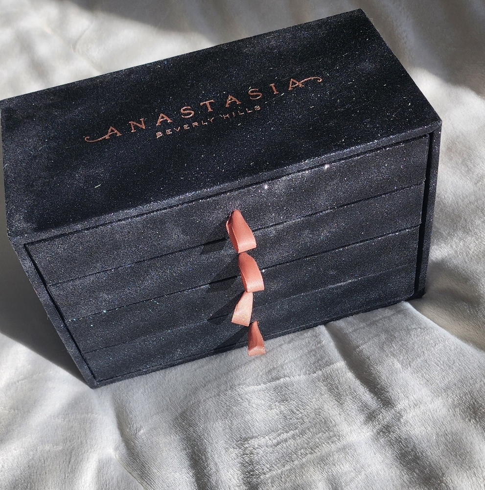 Anastasia Beverly Hills Black Velvet Eyeshadow Palete Box